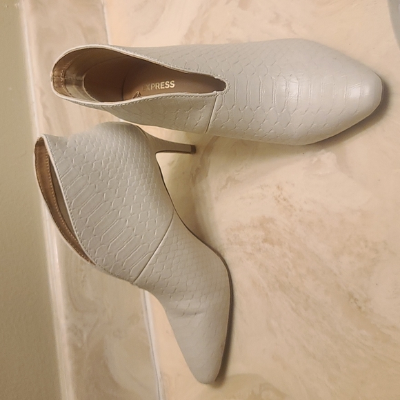 Express booties like new - Picture 2 of 8